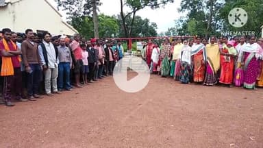 घाघरा: खनन क्षेत्र के ग्रामीणों ने जर्जर सड़क के विरोध में सेरंगदाग स्थित हिंडालको कार्यालय के बाहर जड़ा ताला