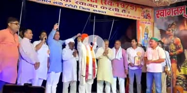 बागपत: आदर्श रामलीला कमेटी द्वारा डीएवी इंटर कॉलेज मैदान पर आयोजित रामलीला में पहुंचे भाकियू के राष्ट्रीय प्रवक्ता राकेश टिकैत