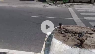 रामपुर: नगर की मुख्य सड़क के बीच डिवाइडर पर लगे विद्युत पोल कलर डिफेक्ट के कारण नगर पालिका अफसरों ने हटाए, जल्द लगेंगे नए पोल