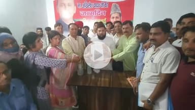 रामपुर: तोपखाना स्थित कार्यालय पर शिक्षकों ने सांसद मौलाना मोहिबुल्लाह नदवी को प्रधानमंत्री के नाम ज्ञापन सौंपा