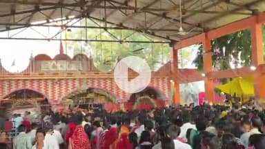 फरेंदा: शारदीय नवरात्र की सप्तमी पर लेहड़ा देवी मंदिर में श्रद्धालुओं की भारी भीड़
