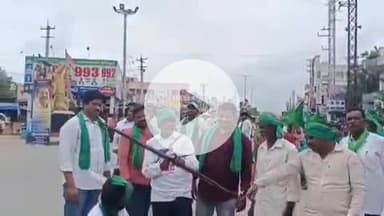 బూర్గంపహాడ్: సారపాకను ప్రధాన కేంద్రంగా చేసుకొని విల్లు  ఎక్కి పెట్టి  ధర్మ యుద్ధముకు భద్రాచలం బయలుదేరిన ఆదివాసీలు