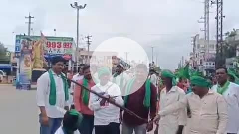 బూర్గంపహాడ్: సారపాకను ప్రధాన కేంద్రంగా చేసుకొని విల్లు  ఎక్కి పెట్టి  ధర్మ యుద్ధముకు భద్రాచలం బయలుదేరిన ఆదివాసీలు