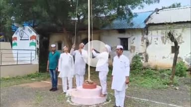 नीमच नगर: कांग्रेस सेवादल ने 'झंडा वंदन' की परंपरा को पुनर्जीवित किया, कांग्रेस कार्यालय में गांधी जी की प्रतिमा पर किया माल्यार्पण