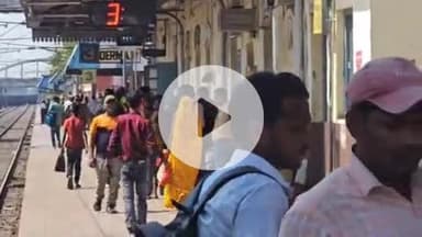 कोडरमा: पर्व-त्योहार के कारण झुमरीतिलैया स्थित कोडरमा स्टेशन पर यात्रियों की आवाजाही बढ़ी