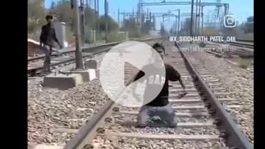 सिराथू: सैनी इलाके के रीलबाज़ युवक ने रेलवे ट्रैक और हाइवे पर जान जोखिम में डालकर किया स्टंट, इंस्टाग्राम पर वीडियो हुआ वायरल