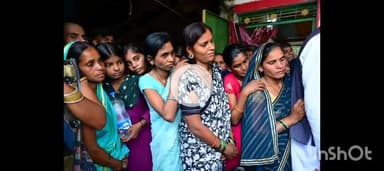 बेमेतरा: लालपुर हरदी में खाद्य मंत्री दयाल दास बघेल ने मृतक टार्जन गायकवाड के परिवार वालों से की मुलाकात