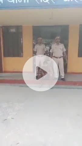 धौलपुर: आदर्श नगर चौराहे के पास पुलिस ने हथकढ़ शराब के साथ एक आरोपी को किया गिरफ्तार