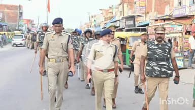 फरेंदा: कोल्हुई कस्बे में शारदीय नवरात्र को लेकर एसपी सोमेंद्र मीणा ने किया पैदल गश्त