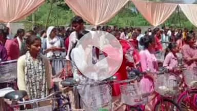 प्रतापगढ़: पर्वतपुर गांव में 101 छात्राओं को दी गई निःशुल्क साइकिल, पूर्व प्रधानाचार्य रहे मुख्य अतिथि