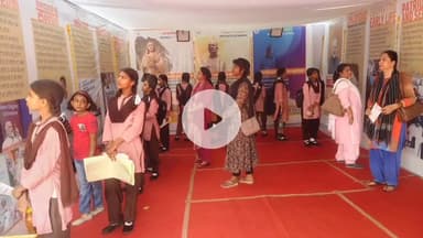 झांसी: बबीना की छात्राओं ने किले की तलहटी में गंगाधर राव कला मंच पर लगी विकास प्रदर्शनी देखी, विकसित भारत की संकल्पना समझी