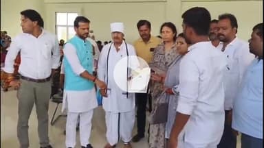 सागर नगर: विधायक शैलेन्द्र जैन ने निगम सभाकक्ष में हितग्राहियों को ₹1.40 करोड़ के चेक वितरित किए