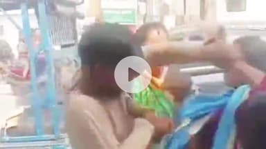 देहरादून: डोभाल चौक पर मनचले की जमकर पिटाई, लोगों ने बीच सड़क पर सिखाया सबक