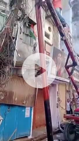 जौनपुर: खम्भों को बदलने का कार्य तेज गति से, डीएम की फटकार का असर दिखा