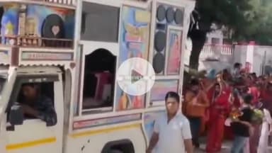 मलसीसर: मंडावा नगर पालिका चौक पर 5 दिवसीय दुर्गा पूजा महोत्सव का शुभारंभ, महिलाओं ने निकाली कलश यात्रा