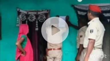 पतरघट: पस्तपार थाना द्वारा फरार आरोपी के घर पर इश्तेहार चिपकाया गया