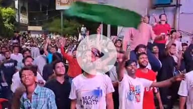 मुरादाबाद: सिविल लाइंस थाना क्षेत्र में इंडिया और पाकिस्तान के बीच हुए मैच में इंडिया की जीत के बाद लोगों ने मनाया जश्न