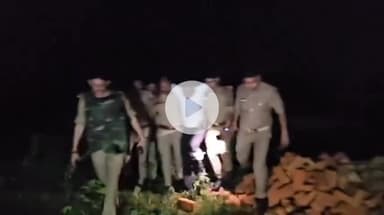 झांसी: उन्नाव रोड स्थित आरी नहर पटरी के पास अरविंद यादव हत्याकांड के आरोपी का हुआ एनकाउंटर, पुलिस ने आरोपी के पैर में मारी गोली