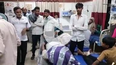 हाथरस: गांव बेरगांव के पास सड़क पर पैदल चल रहे एक व्यक्ति को बाइक ने मारी टक्कर, परिजन अस्पताल लाए, डॉक्टरों ने किया मृत घोषित