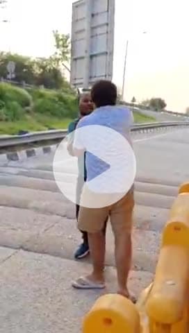 बागपत: मवीकलां टोल प्लाजा के निकट कार में ट्रक की टक्कर के बाद ट्रक चालक के साथ की गई मारपीट, सोशल मीडिया पर वीडियो हुआ वायरल