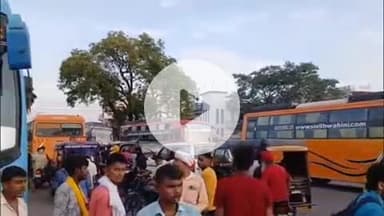 करनैलगंज: करनैलगंज CHC चौराहे पर डग्गामार वाहनों के कारण लगा जाम, सांसद की गाड़ियां भी फंसी