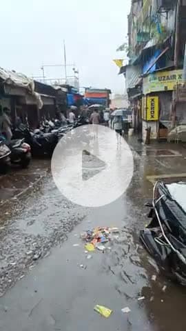 मुंबई के कई इलाकों पर कल रात से ही मौसम खराब होने से राह गीरों को हो रही परेशानी