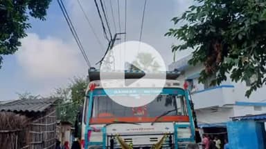 मुशहरी: शिवपुरी जाने वाली सड़क पर बिजली का खंभा ट्रक पर गिरा