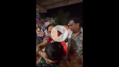 झांसी: चित्रा चौराहे के पास रईसजादी महिला कार सवार ने स्कूटी में मारी टक्कर, महिला और बच्ची घायल