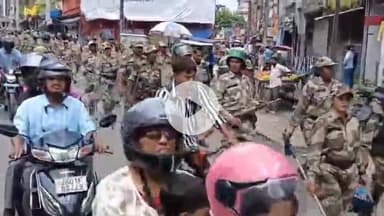 कांके: रांची के अल्बर्ट एक्का चौक से दुर्गा पूजा को लेकर पुलिस ने निकाला फ्लैग मार्च