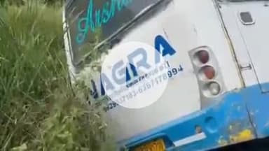 दीगोद: स्टेट हाइवे 70 दीगोद इलाके में तेज रफ्तार बस स्टेरिंग फेल होने से ड्रेन में गिरी, यात्री बाल-बाल बचे