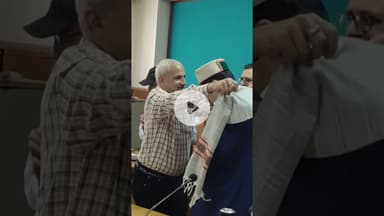 शामती आपदा पीड़ितों को भूमि आवंटन पत्र प्रदान करते हुए  स्वास्थ्य मंत्री डॉक्टर कर्नल धनीराम शांडिल