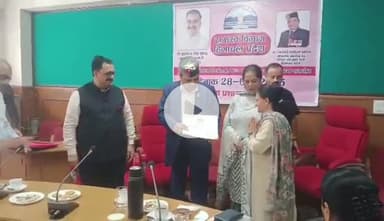 सोलन: शामती में आपदा में अपने घर और जमीन गंवा चुके लोगों को स्वास्थ्य मंत्री डॉ. धनीराम शांडिल ने सौंपी 3-3 बिस्वा जमीन