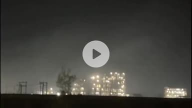 धनौरा: गजरौला में एक बार फिर फैक्ट्री से धुंआ निकलने पर लोगों के घरों के बाहर हुआ बवाल