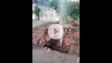 झांसी: झांसी के ग्वालियर रोड पर जल संस्थान की लापरवाही से लाखों लीटर पानी हुआ बर्बाद, वीडियो हुआ वायरल