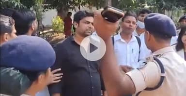 पटना ग्रामीण: मुख्यमंत्री नीतीश कुमार से मिलने सीएम आवास पहुंचे कई आयुष डॉक्टर्स, पुलिस ने रोका