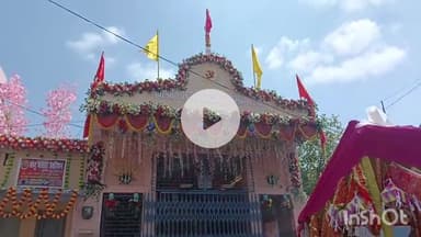 मुंगेर: छोटी दुर्गा महारानी में सप्तमी पूजा पर कालरात्रि रूप की विशेष पूजा-अर्चना कर रहे श्रद्धालु