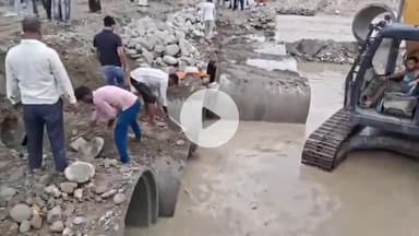 देहरादून: नंदा की चौकी के पास बने वैकल्पिक पुल की मरम्मत का कार्य अंतिम चरण में, देर रात बाधित हुआ