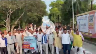 अमरोहा: गजरौला नगर पालिका में पूर्व विधायक पर हुए हमले के विरोध में कलेक्ट्रेट में किया गया प्रदर्शन