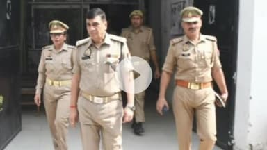 रामपुर: सोमवार को पुलिस अधीक्षक वद्यासागर मिश्र ने कन्ट्रोल रूम का आकस्मिक निरीक्षण किया