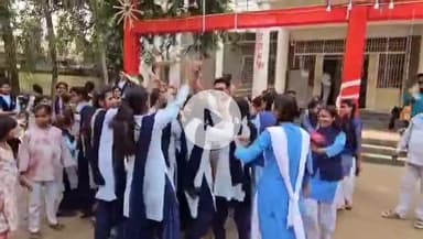 बटियागढ़: बटियागढ़ थाना प्रभारी सुधीर बेगी स्कूली छात्राओं संग डांस करते दिखे, वीडियो वायरल