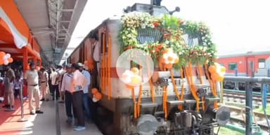 पटना ग्रामीण: बिहार वासियों को मिली तीन अमृत भारत एक्सप्रेस और चार पैसेंजर ट्रेन की सौगात, पटना जंक्शन से दिखाई गई हरी झंडी