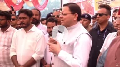 देहरादून: अभिभावक और दोस्त दोनों भूमिका में नजर आए सीएम धामी, परेड ग्राउंड में धरना दे रहे युवाओं के बीच पहुंचकर दिलाया भरोसा