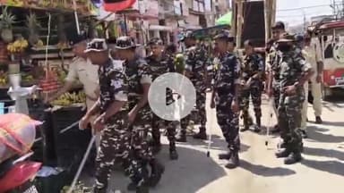 कोडरमा: बेलाटांड़ दुर्गा मंडप के पास दुकानदारों के अतिक्रमण से श्रद्धालुओं को परेशानी, पुलिस ने समझाया