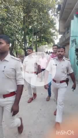 करपी: करपी में दुर्गा पूजा को लेकर थाना अध्यक्ष और अंचल अधिकारी द्वारा सोमवार को निकाला गया फ्लैग मार्च