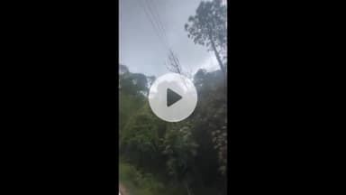 कांडा: थाला ग्राम पंचायत के हुड़मधार के समीप एन एच 309 पर विद्युत लाईन पर गिरा पेड़, सूचना के बावजूद विभाग नहीं पहुंचा