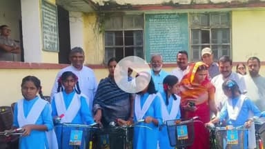 खंडवा नगर: खंडवा में विधायक कंचन तनवे व महापौर अमृता यादव ने बेटियों को साइकिलें बांटी, आत्मनिर्भरता की दी सीख