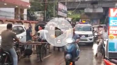 मुशहरी: नगर डीएसपी के नेतृत्व में अधिकारियों व पुलिस बल ने शहर में किया फ्लैग मार्च