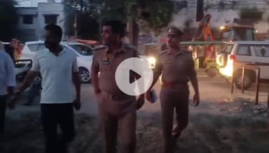 रामपुर: पायल होटल के ठीक सामने नव निर्माणाधीन पार्क का जायजा लेने EO नगर पालिका और पुलिस अधीक्षक विद्यासागर मिश्र पहुंचे