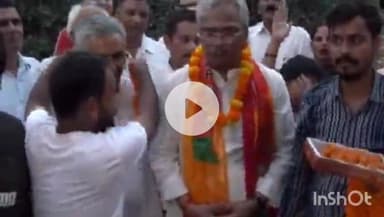 देहरादून: सीएम धामी की पेपर लीक मामले में सीबीआई जांच की घोषणा के बाद बड़ी संख्या में युवा पहुंचे पूर्व सीएम त्रिवेंद्र के आवास