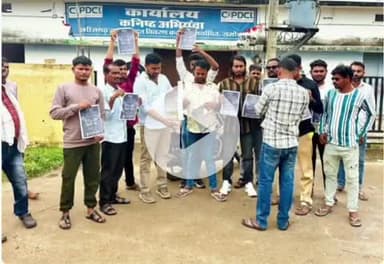 आरंग: समोदा में युवा कांग्रेस के कार्यकर्ताओं ने बिजली बिल जलाकर किया विरोध प्रदर्शन